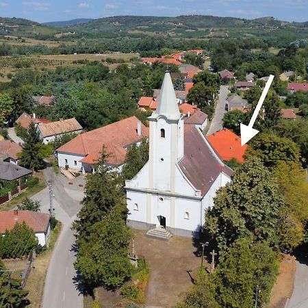 Kaptalantoti Parokia Apartman Es Coworking A Balaton Mellett מראה חיצוני תמונה