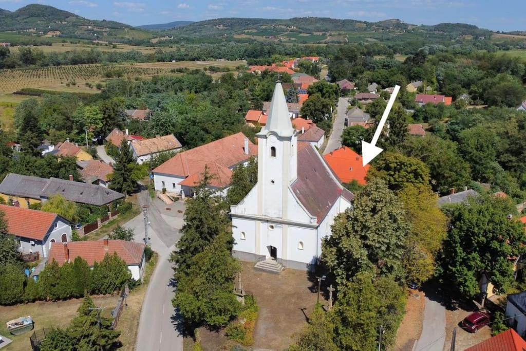 Kaptalantoti Parokia Apartman Es Coworking A Balaton Mellett מראה חיצוני תמונה