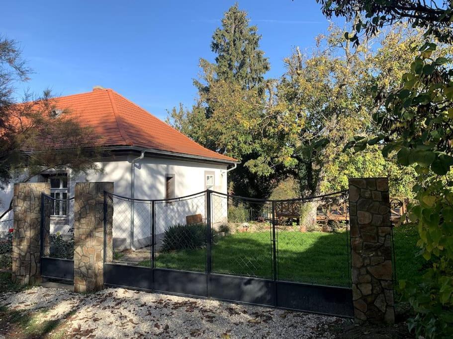 Kaptalantoti Parokia Apartman Es Coworking A Balaton Mellett מראה חיצוני תמונה
