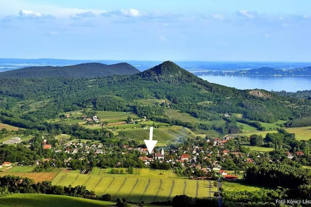 Kaptalantoti Parokia Apartman Es Coworking A Balaton Mellett מראה חיצוני תמונה